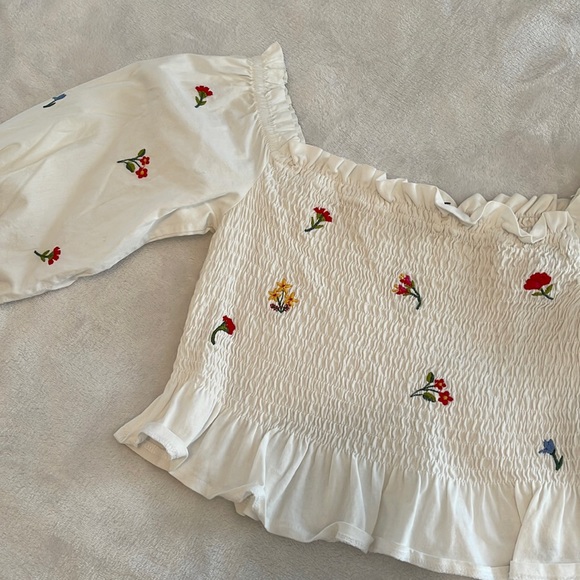 White smocked and embroidered crop top - Picture 1 of 3
